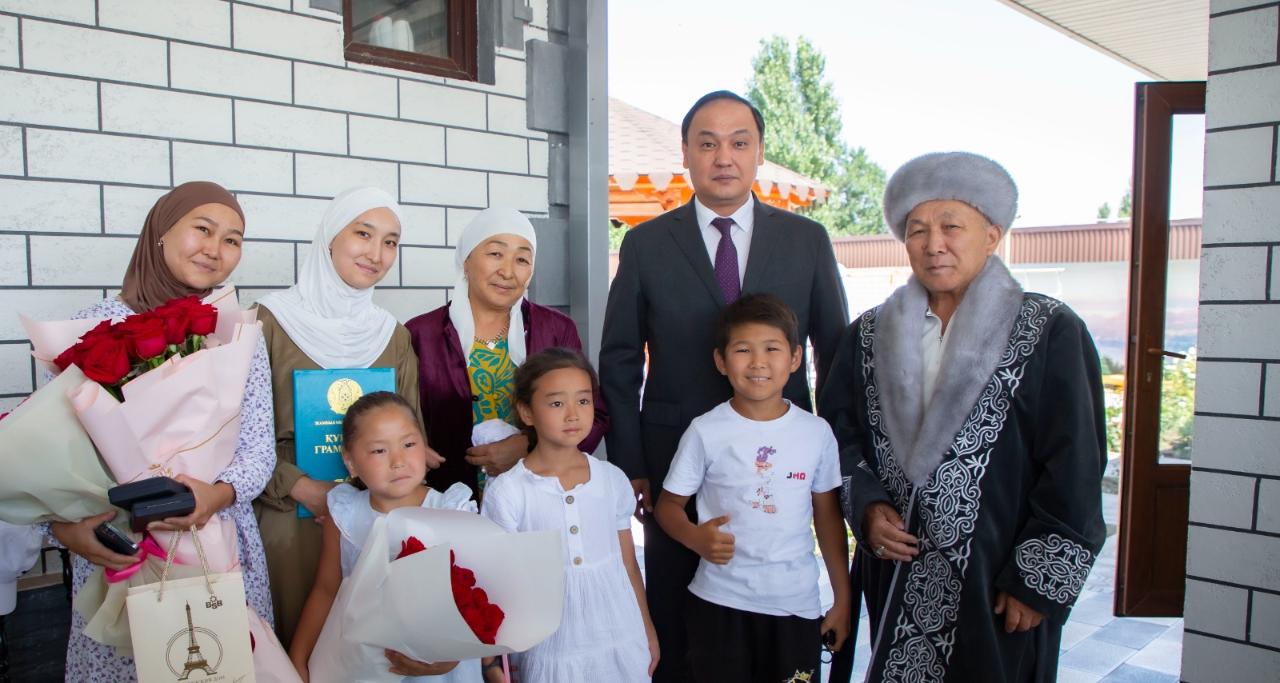 Erbol Qarashókeev Eldos Smetovtiń ata-anasyna qurmet kórsetti