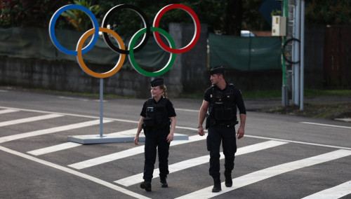 Parıjde úsh polıseımen tóbelesken jattyqtyrýshy qamaýǵa alyndy