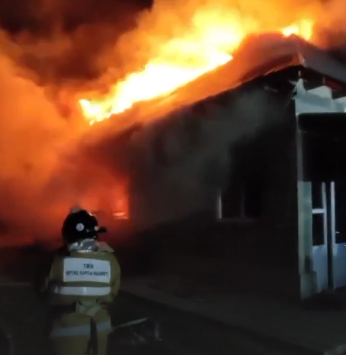 Tarazda er adam áıelimen janjal kezinde úıdi órtep jibergen