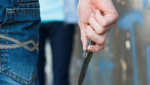 Qonaevta avtobýs jolaýshysyn pyshaqtap ketken