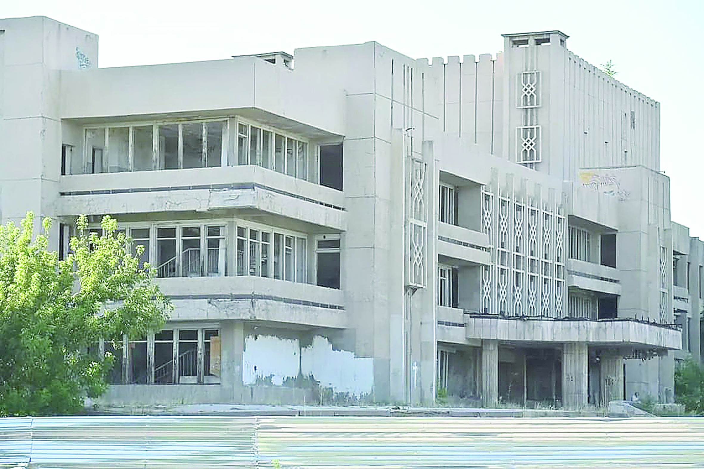 Jańa mádenıet saraıy salynady