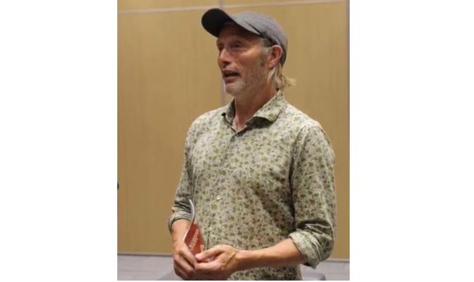 Kóshpeliler oıyndarynda qus ustap, atqa mingim keledi - Mads Mıkkelsen