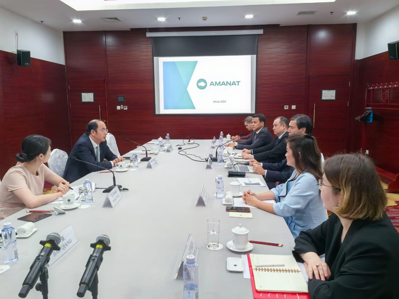 «Qaryzsyz qoǵam» sarapshylary Qytaıdyń kedeılikti azaıtý tájirıbesimen tanysty