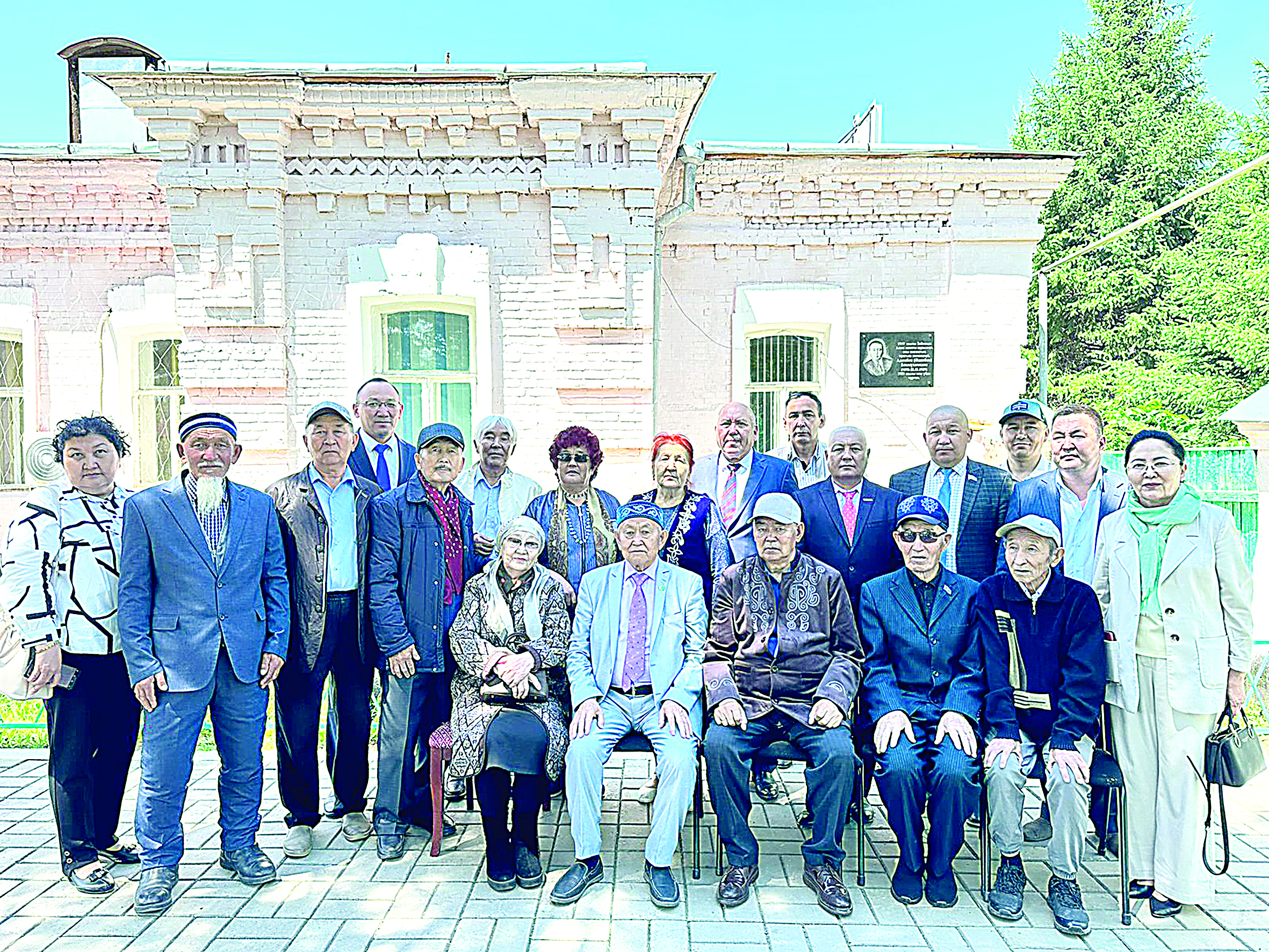 Alash polkiniń komandıri Adambek Bekmuhametov turǵan úıge eskertkish taqta ornatyldy