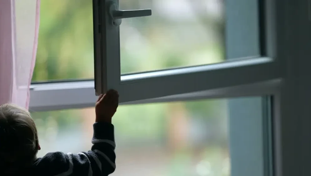 Astanada bir jasar bala terezeden qulap ketti