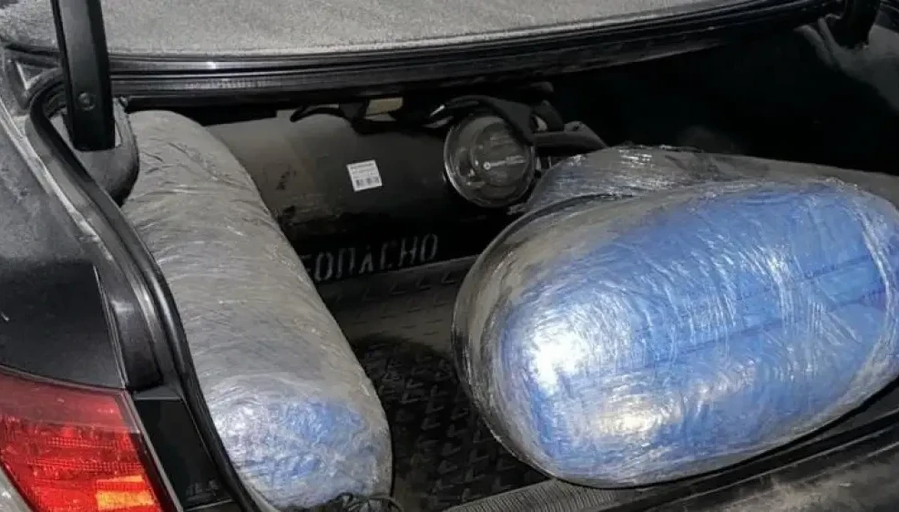 Esirtki tasymaldaǵan kúdikti kóligin órtep jibermek bolǵan