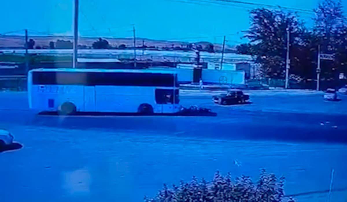 Túrkistanda avtobýs motosıkl júrgizýshisin qaǵyp ketti