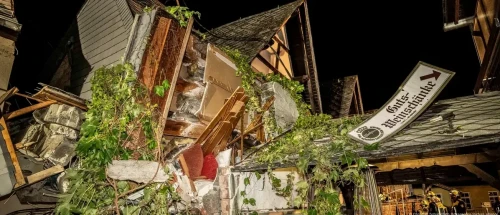 Germanııada qonaq úıdiń bir bóligi opyrylyp, eki adam qaza tapty