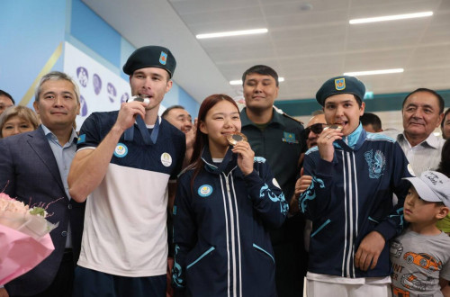 Olımpıadanyń kúmis jáne qola júldegerlerin el qurmetpen qarsy aldy