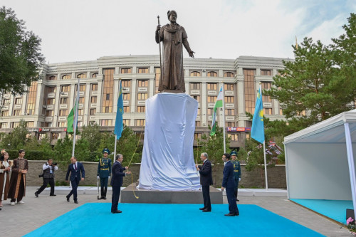 Astanada kórnekti oıshyl Álisher Naýaıdiń eskertkishi ashyldy