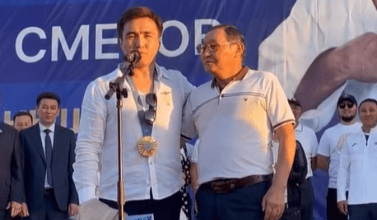 Eldos Smetov ákim mingizgen sý jańa kóligin alǵashqy bapkerine syılady