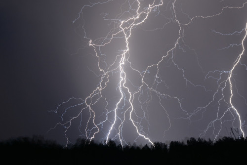 Aqtóbede er adamnyń ústine naızaǵaı túsip, qaıtys boldy