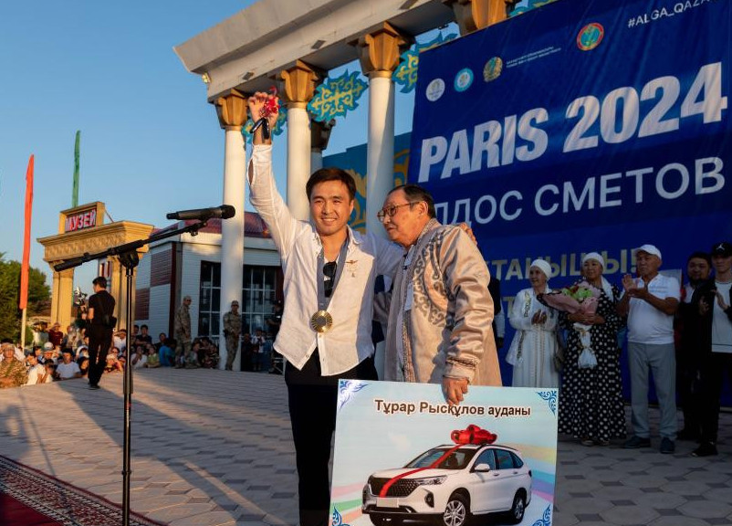 Eldos Smetov óziniń alǵashqy bapkerine kólik syılady