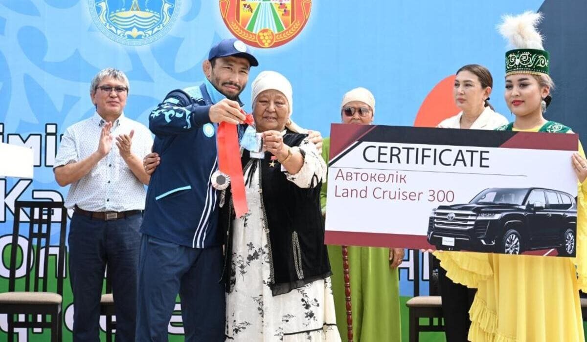 Demeý Jadyraev pen onyń eki bapkerine avtokólik syıǵa tartyldy