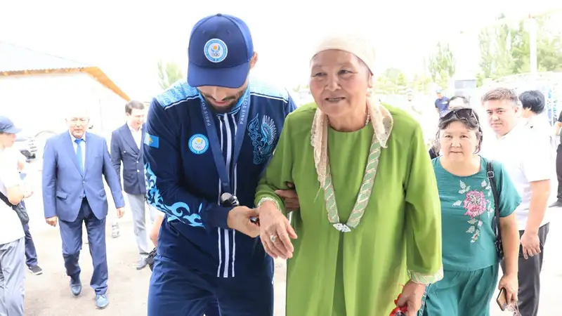 Demeý Jadyraev anasymen birge Jarkenttegi jańa úıine bardy