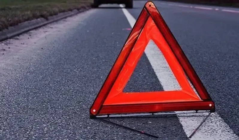 Ekibastuzda jolaýshylar avtobýsy jol jıegine shyǵyp ketti