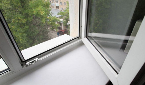 Pavlodarda eki jasar bala terezeden qulap ketti