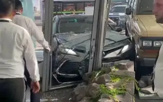 Almatyda jeńil kólik avtosalon ǵımaratyna soǵyldy