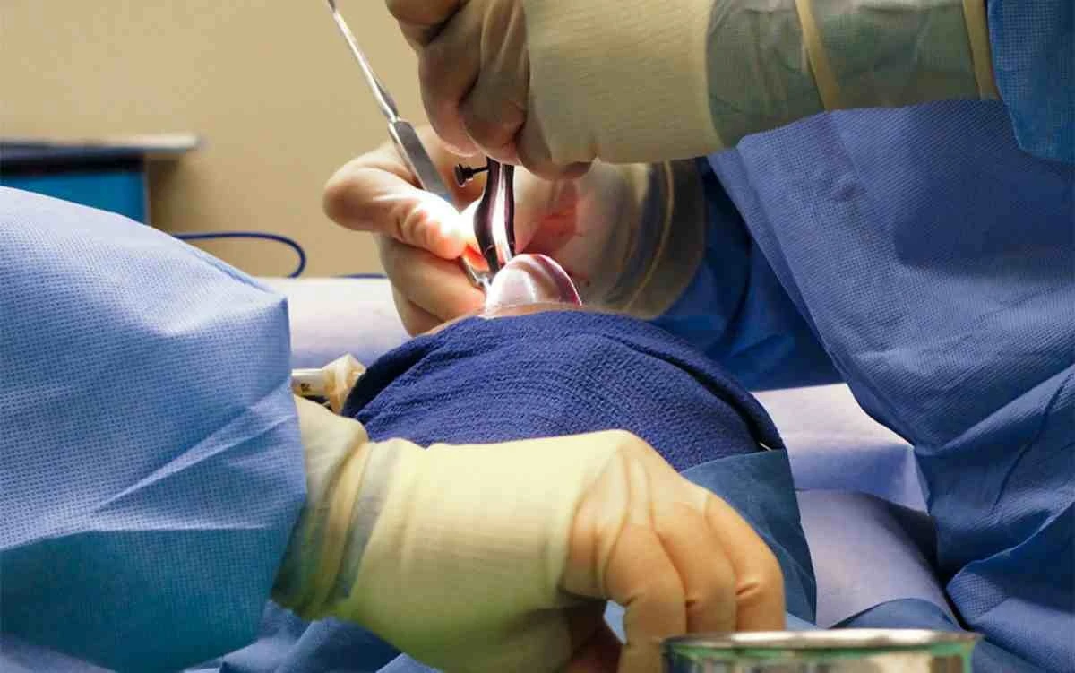 О́skemende sulýlyq salonynda ota jasatqan áıel kóz jumdy