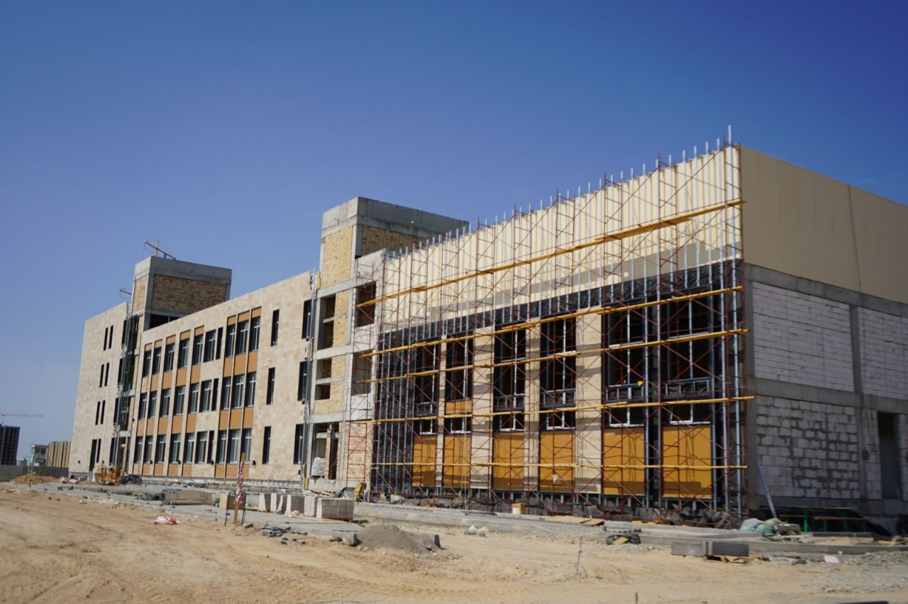 Májilis depýtaty Túrkistanda 2000 oryndyq jaıly mekteptiń qurylysyn tekserdi