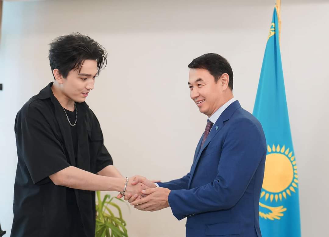 Dımash Qudaıbergen Qazaqstannyń ońtústigindegi úńgirde beınebaıan túsirip jatyr