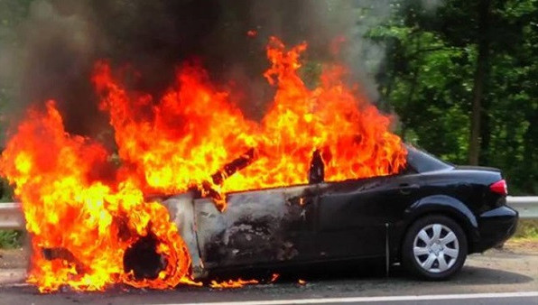 Pavlodarda aqshalaı syıaqy alý úshin kólikti órtegen kúdiktiler ustaldy