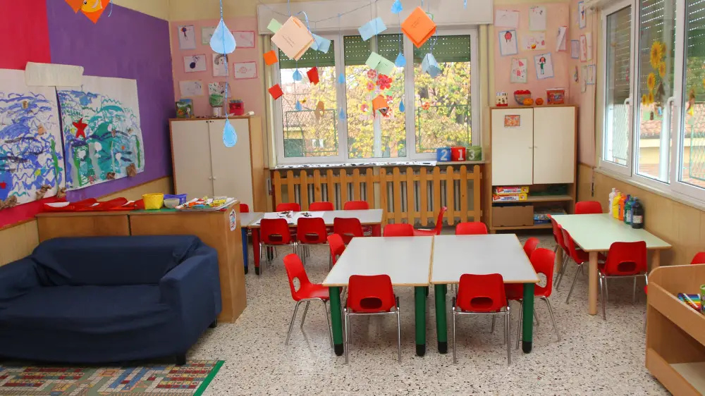 Qaraǵandyda balaǵa qol kótergen tárbıeshige qatysty úkim shyqty