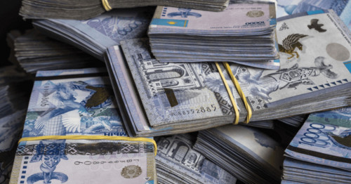 Almatyda iri kólemde qarjy jymqyrǵan emhana esepshileri sottaldy