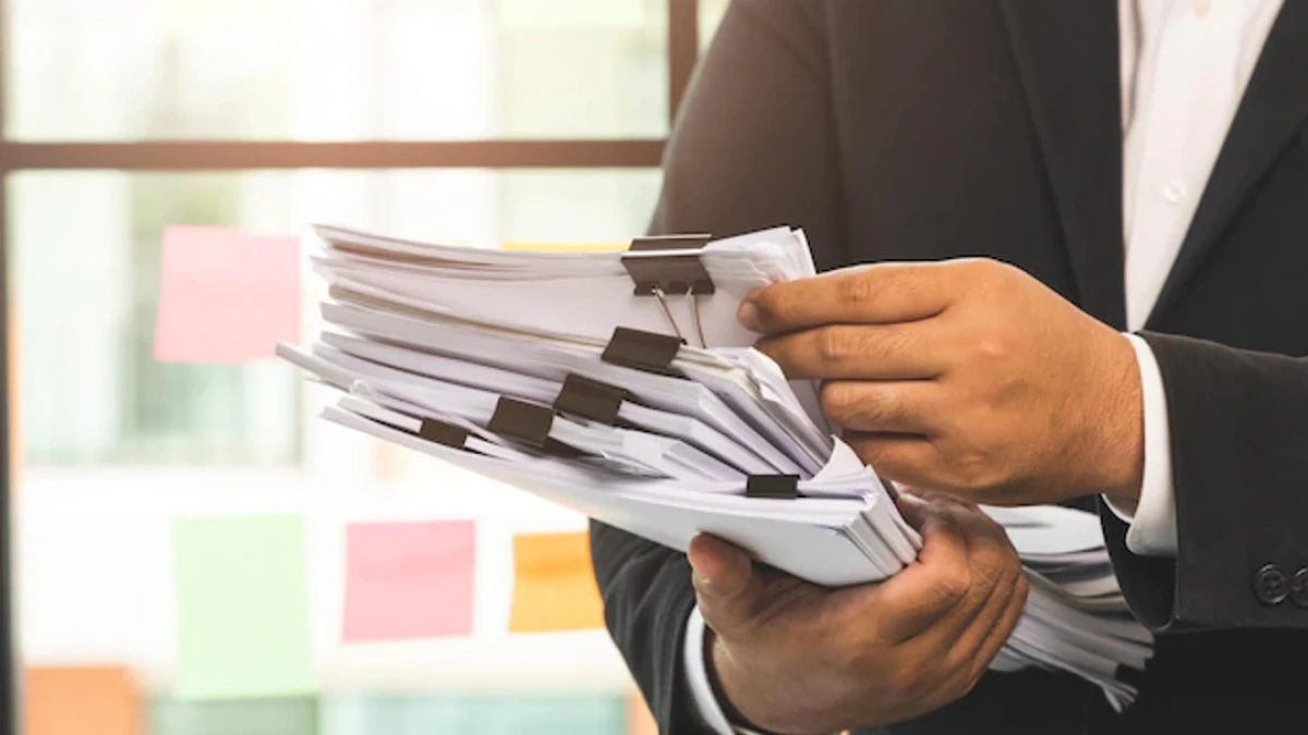 Máseleńdi sheship beremin: Aqtóbede ýchaskelik ınspektor turǵynnan mıllıon teńge talap etken