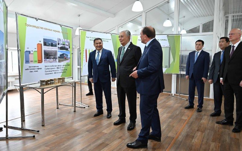 Prezıdent Rodına aýylyndaǵy sút zaýytyn aralap kórdi