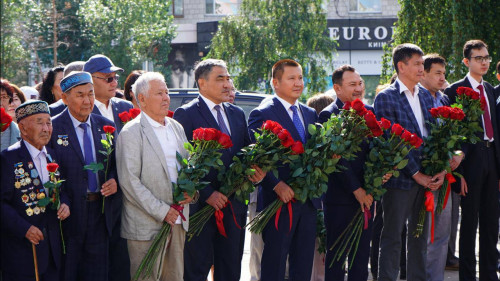 Nurjan Nurjigitov Qanysh Sátbaevtyń eskertkishine gúl shoqtaryn qoıdy