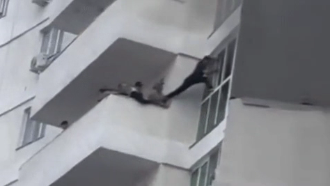 «Balkon arqyly órtenip jatqan úıge kirgen»: Beıbit kúnniń batyry marapattaldy