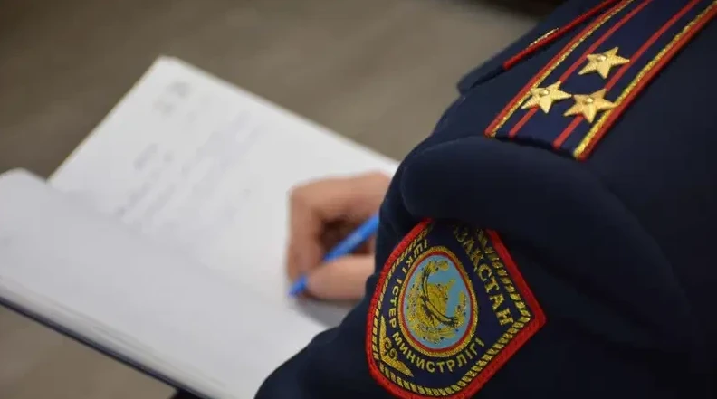 Laýazymdy tulǵalarǵa para berýge úgittegen jalǵan advokat sottaldy