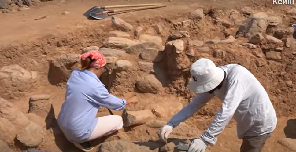 Adamdar qurbandyq shalǵan: Túrkistan oblysynda kóne ǵıbadathana tabyldy