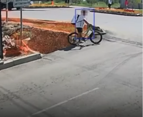 Almatyda 11 jasar bala tereń qazylǵan orǵa qulap ketti