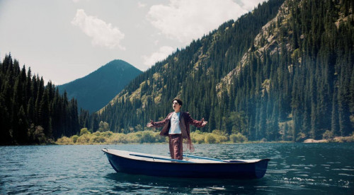 Dımash Qudaıbergen Qazaqstannyń kórikti jerlerinde beınebaıan túsirip jatyr