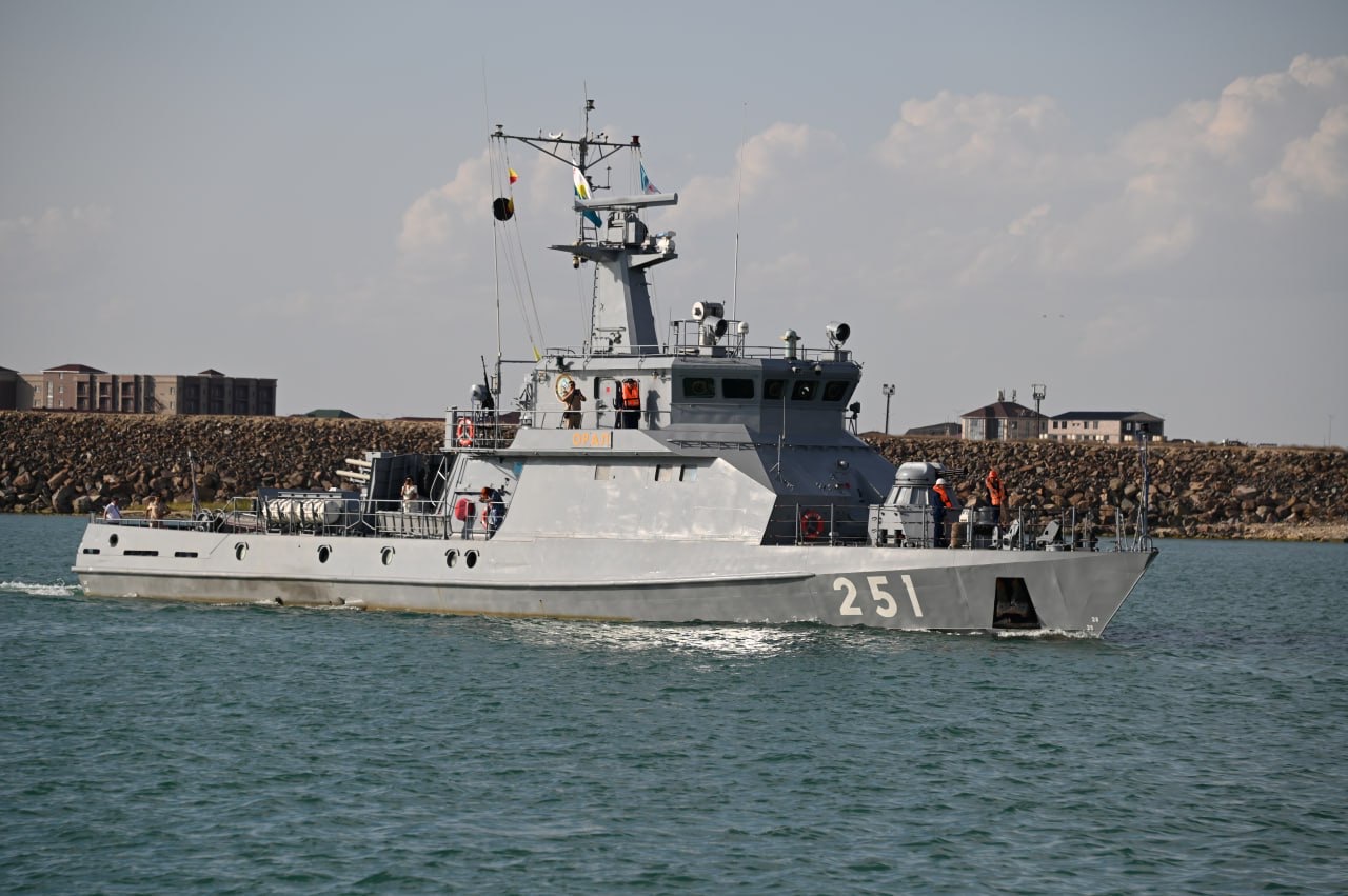 Teńiz shebiniń irgesi myqty