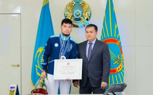 Jeńis Qasymbek Nurbek Oralbaıǵa sý jańa kólik syılady