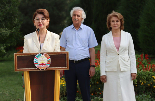 Dýshanbede Abaı Qunanbaıulynyń bıýsti ashyldy