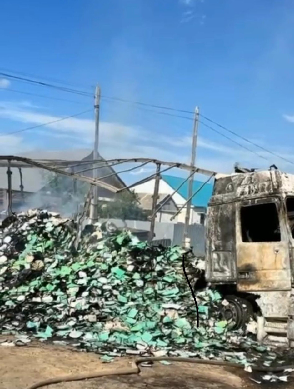 Mektep dápterleri tıelgen júk kóligin órtep jibergen kúdikti ustaldy