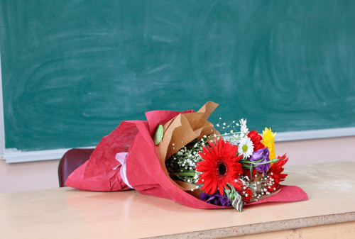 1 qyrkúıekte muǵalimderge gúl syılaýǵa bola ma