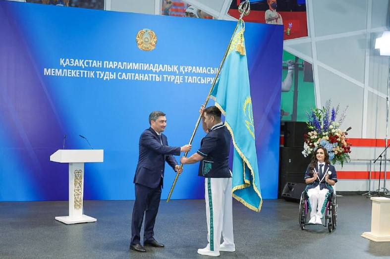Oljas Bektenov paralımpıadashylarǵa memlekettik týdy tabystady