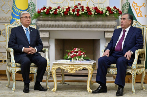 Qazaqstan men Tájikstan prezıdentteri shaǵyn quramda kelissóz júrgizdi