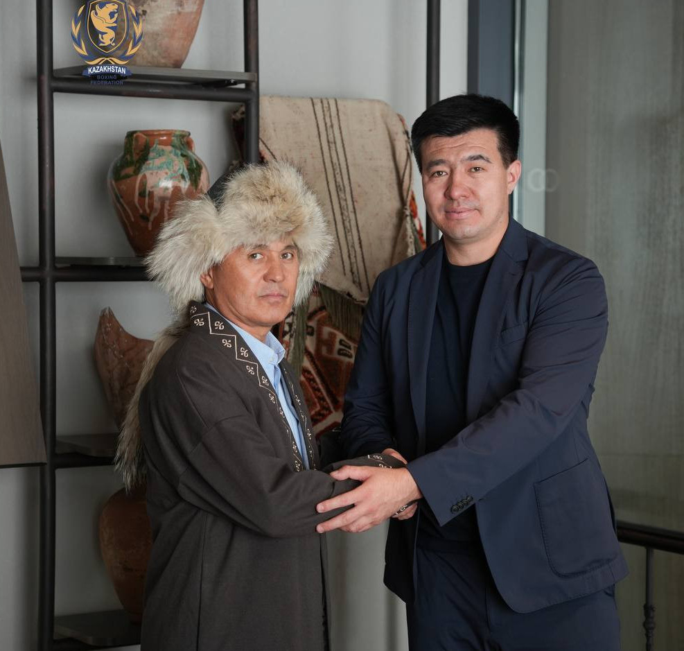 Boks federasııasy Myrzaǵalı Aıtjanovqa shapan jaýyp, qurmet kórsetti