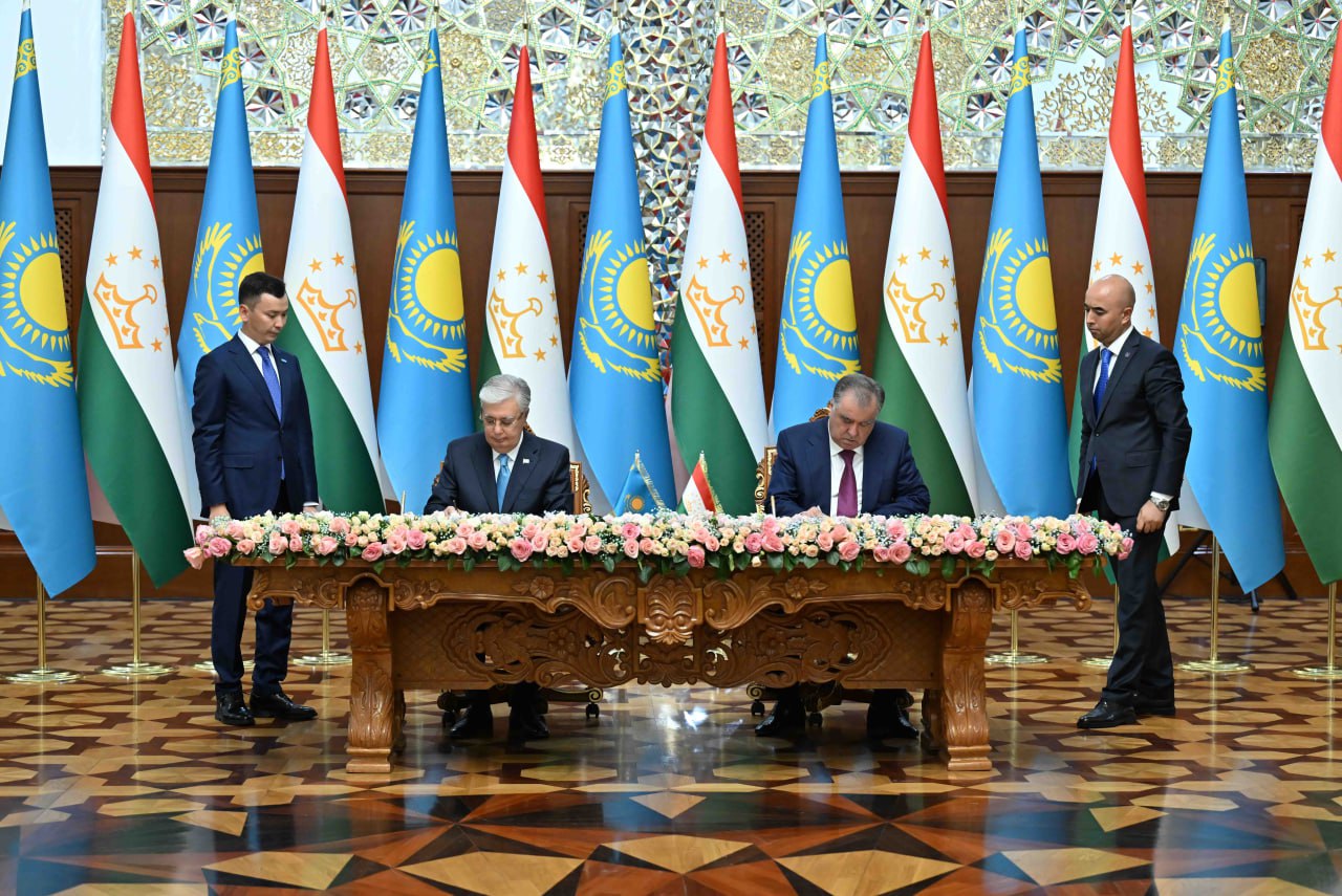 Dýshanbedegi kezdesýde 15-ten astam mańyzdy qujatqa qol qoıyldy