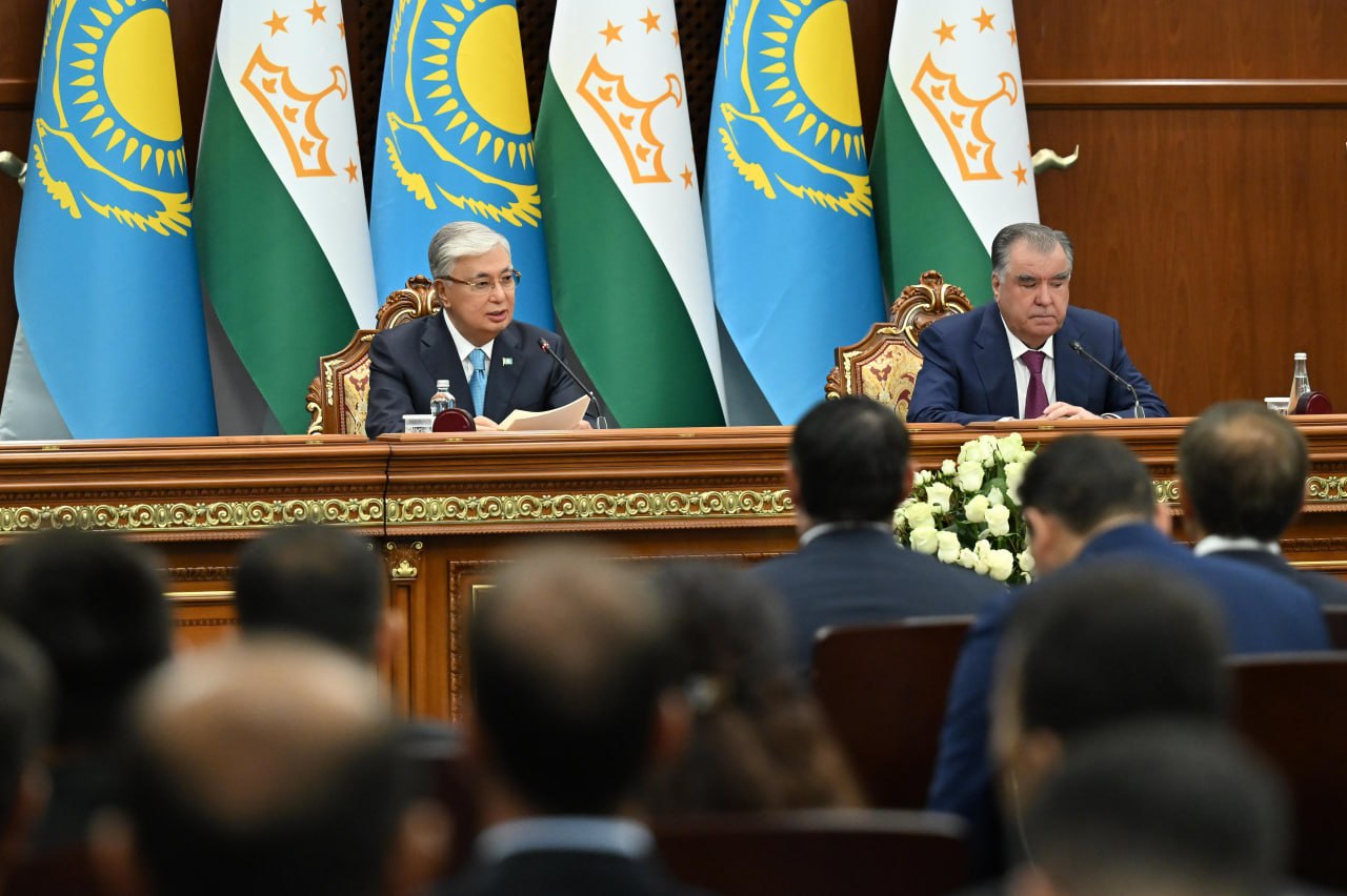 Qazaqstan men Tájikstan prezıdentteri BAQ ókilderi úshin brıfıng ótkizdi