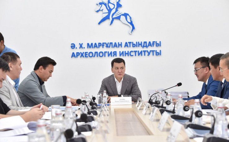 Qazaqstan tarıhynyń kóptomdyǵyn daıyndaý barysy talqylandy