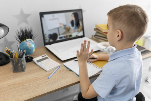 Astanada 7-synypqa deıingi oqýshylar qashyqtan oqıdy