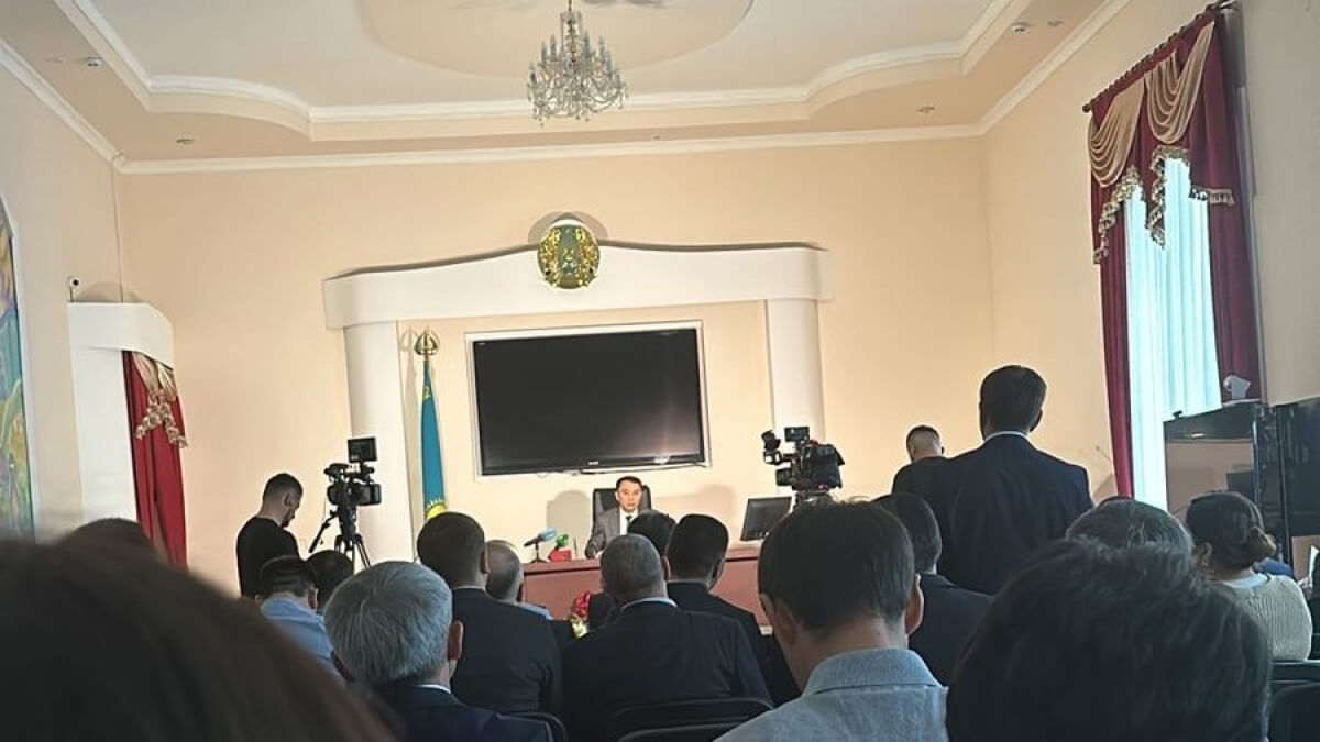 Qostanaıda ákimniń jınalysynda jaryq sónip qaldy