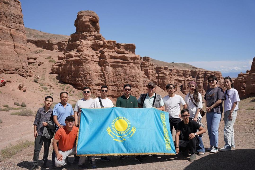 Ádebı týr bastaldy